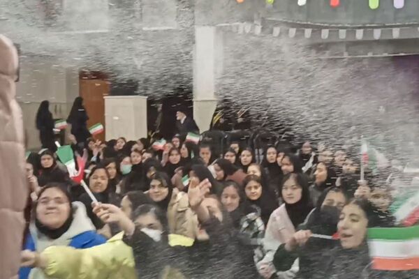 مدرسه شهید لطفی بهارستان‌دو میزبان جشن دهه فجر 