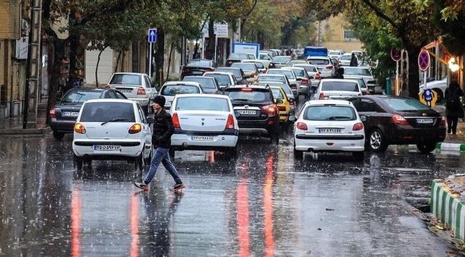 ترافیک پر حجم در بزرگراه‌های تهران همزمان با بارش باران