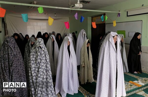 نمازجماعت و جزء‌خوانی در دبیرستان حاج مهدی روحانی ارغا شهرستان خلیل آباد