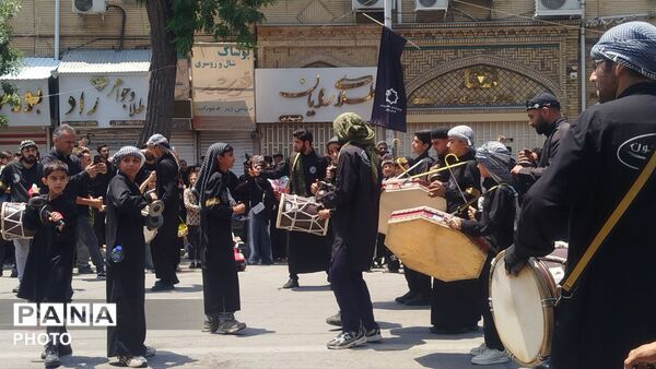شور حسینی در خیابان های شهر؛عاشورا در قاب زنجیر زنان