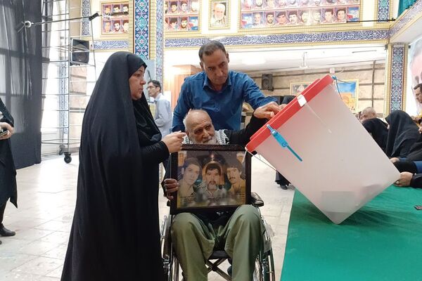 حضور مردم ولایتمدار شهرستان ورامین پای صندوق‌های اخذ رای