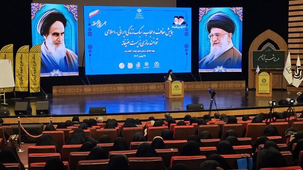 همایش زیست عفیفانه با موضوع عفت و حجاب در تالار ایوان‌ری
