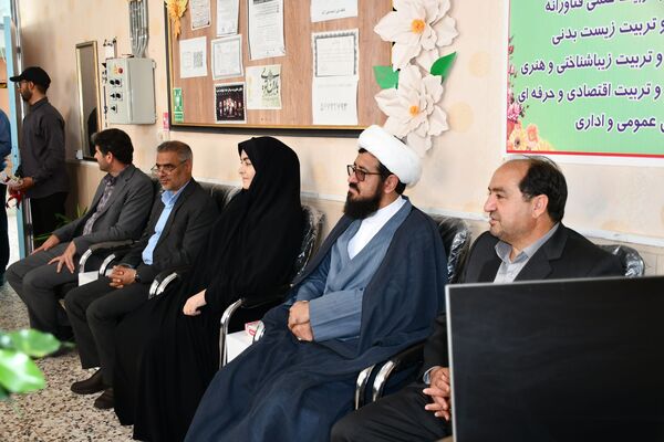 حضور امام جمعه، فرماندار و مدیر آموزش پرورش مه ولات در مدارس شهرستان