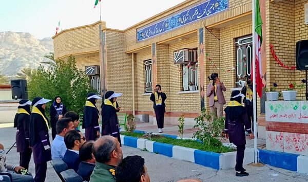 وقتی مدرسه صحنه انقلاب شد؛ زنگی که با سرود و افتخار نواخته شد