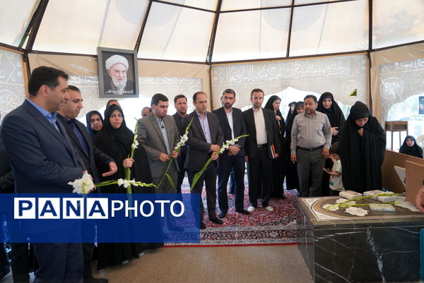مراسم عطرافشانی قبور مطهر شهدا باحضور مدیرکل آموزش‌وپرورش استان اصفهان
