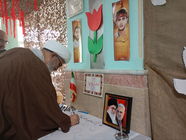 جلوه‌هایی از انس و ارادت دختران دانش‌آموز مدرسه انقلاب اسلامی۲ قم به شهیدان