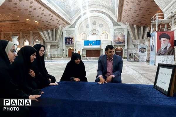 تجدید عهد با امام راحل و شهدا