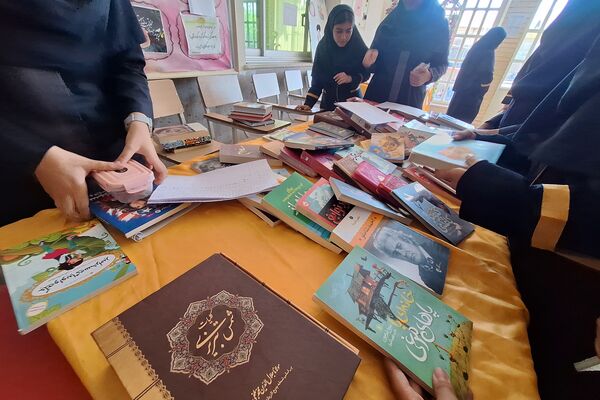 نمایشگاه کوچک کتاب در مدرسه 