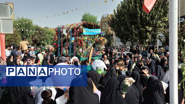 عشق و ارادت زائران حضرت معصومه(س) در قالب کاروان نمادین ورود ایشان به قم