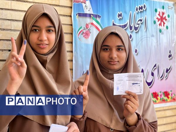 انتخابات پرشور شورای دانش‌آموزی در مدرسه صالح ادیب