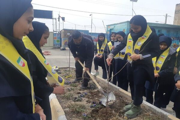 کاشت نهال به مناسبت روز درخت کاری دردبیرستان شهید مجید دهنوی 