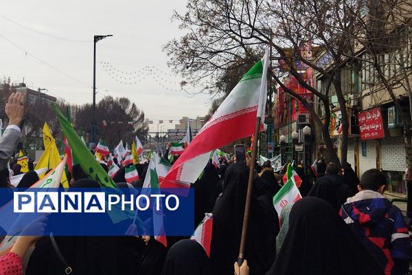حضور اقشار مختلف مردم شهرری در راهپیمایی ۲۲ بهمن