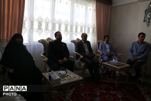 دیدار قائم مقام معاون وزیر در سازمان دانش‌آموزی با خانواده شهید اقتدار در تبریز