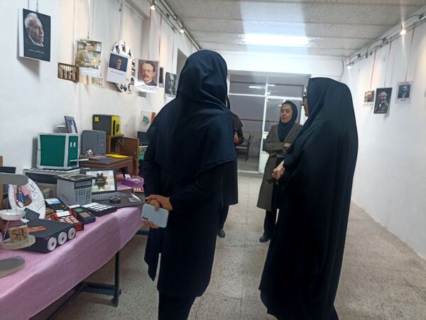 بازدید از نمایشگاه دست سازه هنرستان فنی و حرفه ای دخترانه فلسطین 