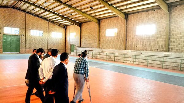 فرماندار کاشمر از سالن و چمن مصنوعی روستای قوژد بازدید کرد
