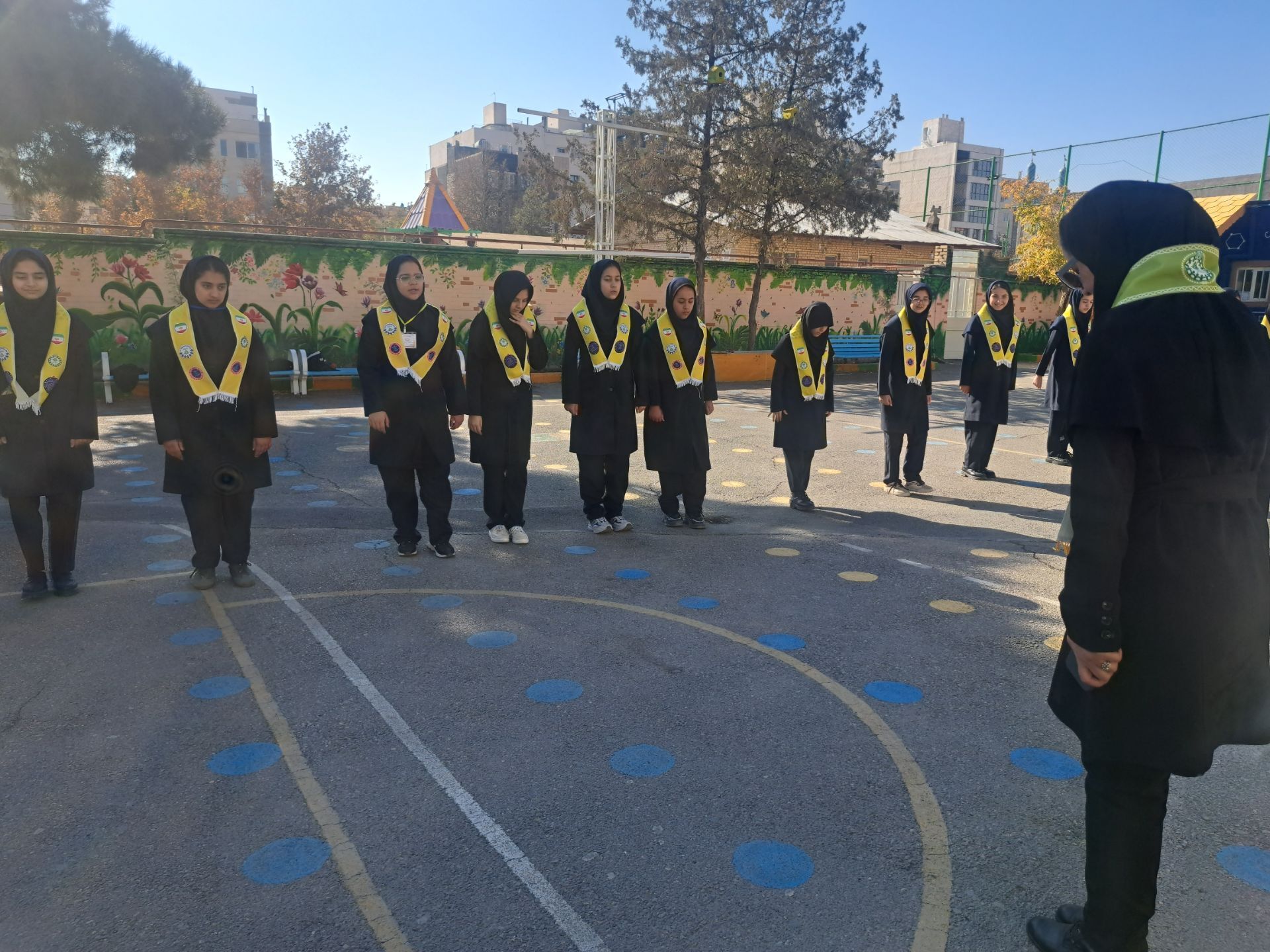 آموزش دوره پیشتازان در دبیرستان دخترانه علی افشار‌نژاد