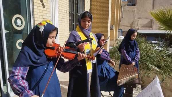 برافراشته شدن پرچم ایران در اداره آموزش و پرورش منطقه ۱۰