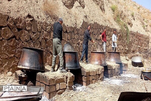 پخت حلیم در روز اربعین حسینی شهر بار نیشابور