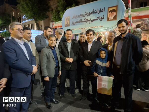 غرفه جهادی آموزش و پرورش ناحیه ۴ تبریز با حضور معلمان فعال علمی و فرهنگی، در میدان ساعت تبریز