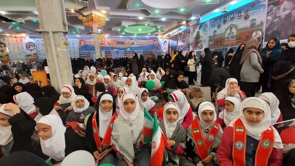 دانش آموزان دبستان بی بی کیا در راهپیمایی ۱۳ آبان
