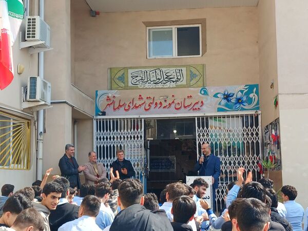  تجلیل از خانواده شهید سعید شاطرزاده در هفته شهدا 