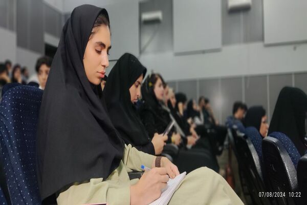آیین تجلیل از خبرنگاران و فعالان عرصه رسانه در سینما هنر یاسوج