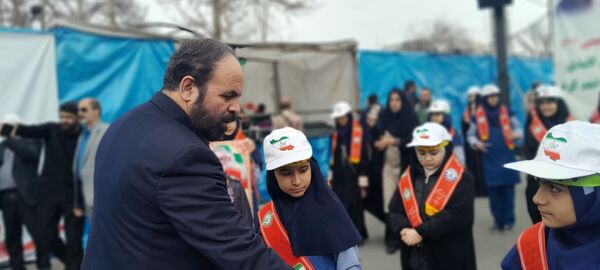 دانش‌آموزان البرزی جشن پیروزی انقلاب را در ۲۲ بهمن باشکوه رقم زدند