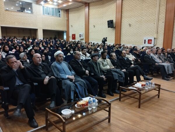 طنین شعرهای محلی در همایش شعر نهاوند