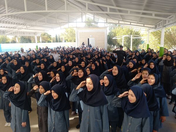 گرامیداشت هفته نیروی انتظامی در دبستان فرهنگ فرازمند