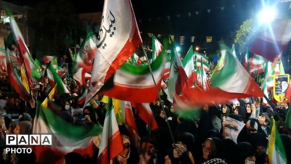 در سپیدای تاریکی ، مردم فریاد روشنی زدند