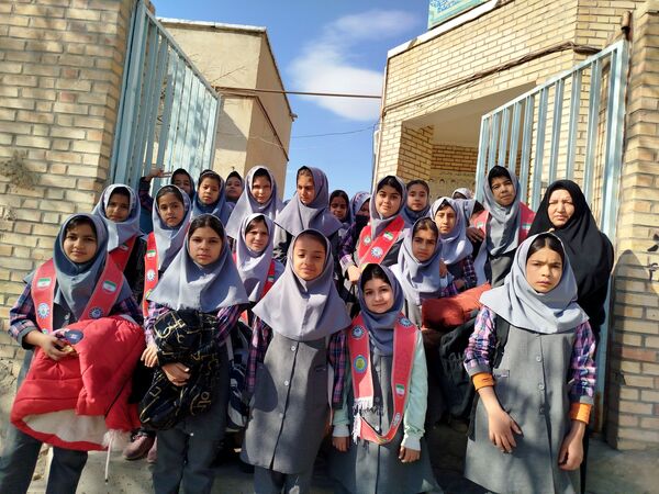 بازدید دانش‌آموزان دبستان ثنایی نوخندان از کتابخانه میرنیا 
