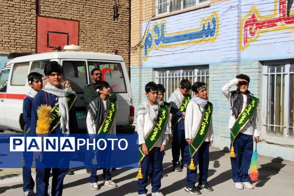 عطر شهادت در کلاس درس؛ دانش‌آموزان سامان میزبان پیکر پاک شهید گمنام شدند