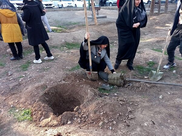 کاشت ۱۰۰۰ نهال به یاد شهدای مقاومت و شهدای مدافع حرم در بوستان جنگلی سرخه حصار