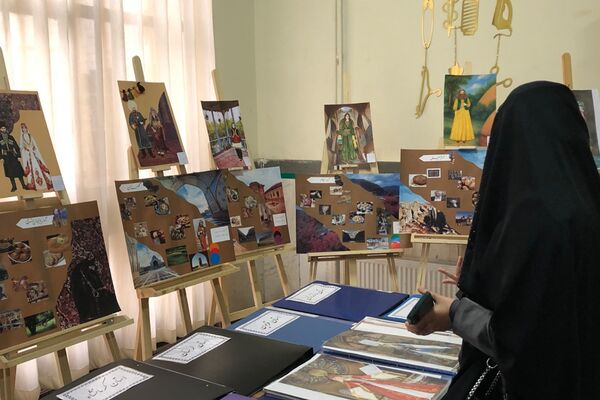 برپایی نمایشگاه آثار هنری دانش‌آموزان به مناسبت دهه فجر 