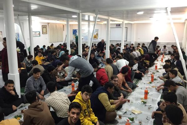 مراسم افطاری در دبیرستان نمونه آیت الله خامنه ای