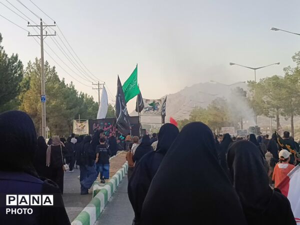 رقص پرچم‌ها در باد عزای کاشمر هم‌صدایی آسمان با زائران