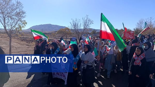 حضور پرشور دانش‌آموزان رباط‌سنگ در راهپیمایی 13 آبان ؛ حماسه‌ای از شور و همبستگی 