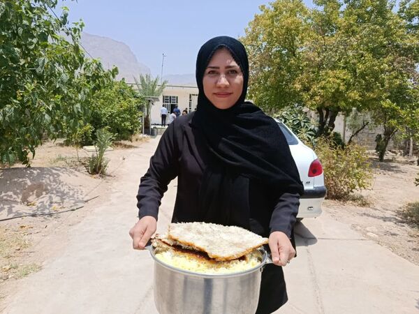 پخت و توزیع نذری در روز تاسوعای حسینی روستای حسن آباد داراب استان فارس