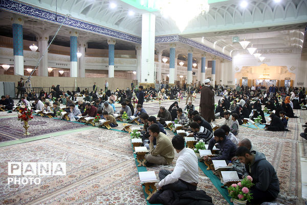 جزءخوانی خانوادگی قرآن کریم در حرم حضرت معصومه(س)