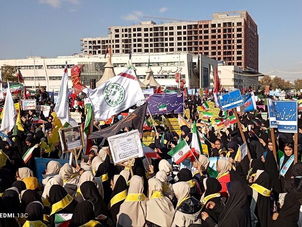 حضور پر شور دانش آموزان  در راهپیمایی ۱۳ آبان 