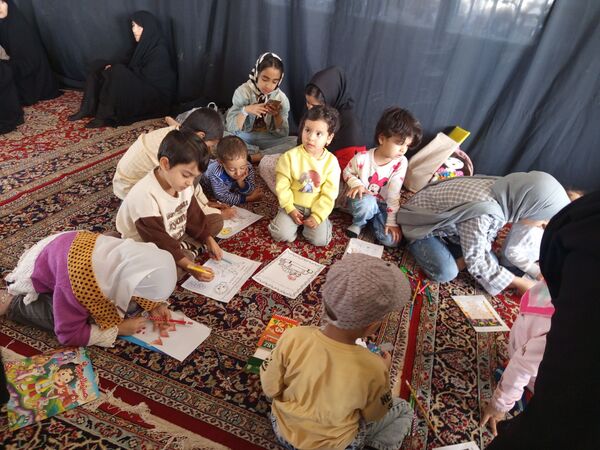 برپایی غرفه کودک در حاشیه نماز جمعه شهرستان کاشمر