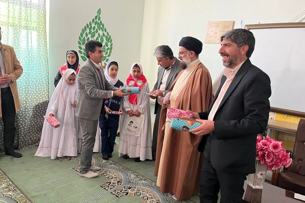 لحظه‌های ناب بندگی در نماز جماعت دانش‌آموزان آباده