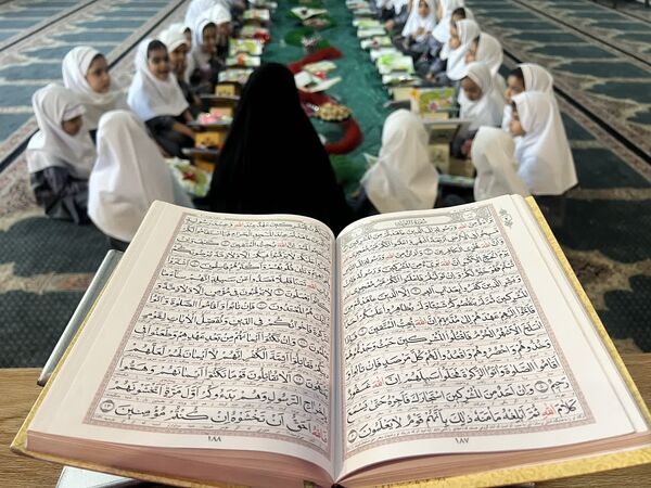 گشایش سفره نور در دبستان احمد کاظمی ۲؛ جشن قرآن کلاس دومی‌ها 