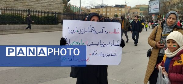 ثبت شکوه انقلاب از قاب دوربین در همدان