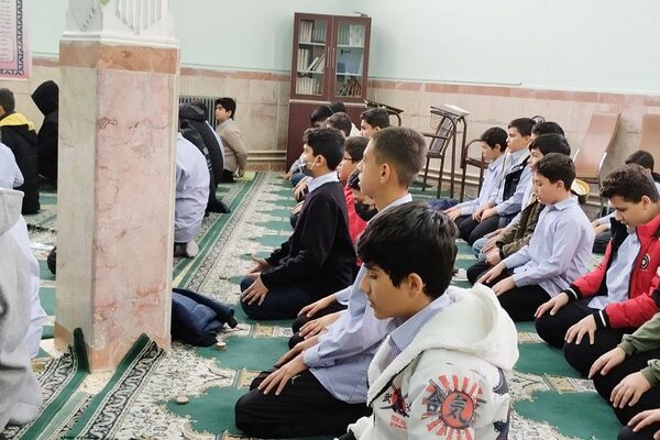 گفت‌وگوی آموزشی پس از اقامه نماز جماعت در دبیرستان شهید چمران