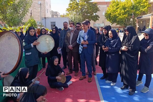 آیین گرامیداشت هفته بهداشت روان و تقدیر از همیاران مشاور در دبیرستان دخترانه رضوان برگزار شد