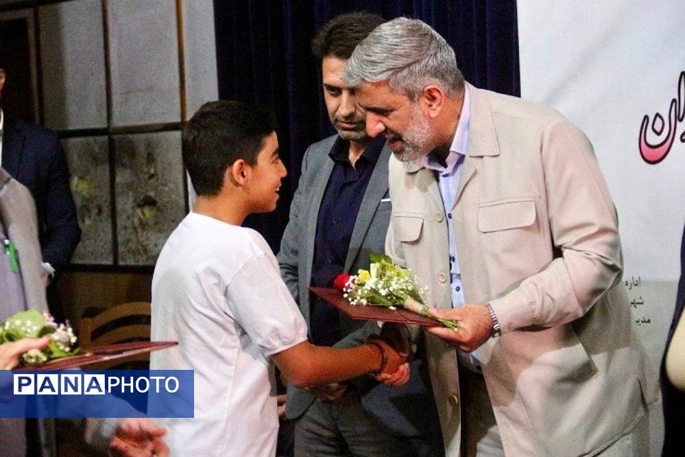 مراسم تجلیل از دانش‌آموزان و فرهنگیان مقام آور مسابقات جهانی، آسیایی و کشوری در فرهنگسرای ولا ناحیه 2 شهرری 