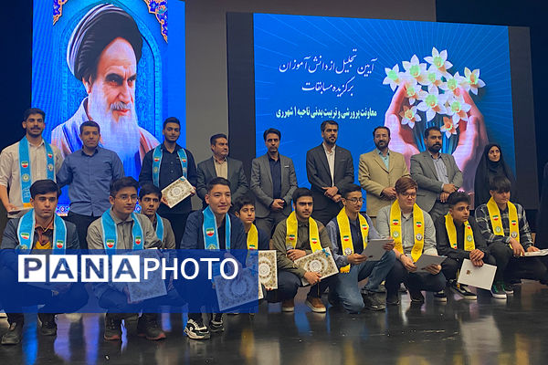 تقدیر از دانش‌آموزان برتر حوزه فرهنگی و هنری در آموزش و پرورش ناحیه یک شهرری