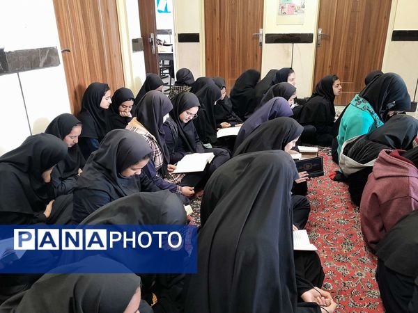  محفل انس با قرآن کریم در دبیرستان مادرمهربان