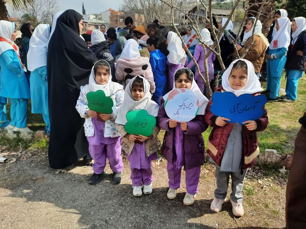 روز درختکاری و نیکوکاری در دبستان ارشاد قائمشهر